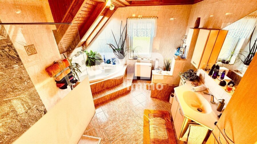 Schönes Mehrfamilienhaus geteilt nach WEG mit umfangreichen Nutzflächen und Traumgrundstück - WE3 - 2.OG / DG Badezimmer / Wanne / Dusche